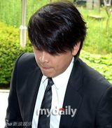 组图：韩星柳时元涉嫌追踪殴打妻子出庭受审