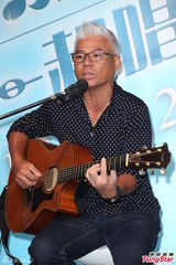 组图：巫启贤曝演出曾招小混混闹场 惨遭砸鸡蛋