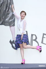 组图：郭采洁新专辑宣传秀美腿裙底险走光