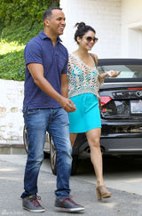 组图：凡妮莎-哈金斯吊带蓝色连衣裙搭镂空罩衫