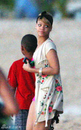 幻灯图集：蕾哈娜巴巴多斯度假 呼朋唤友大秀身材