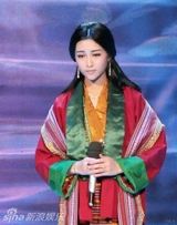 组图：女神央吉玛吸烟照曝光 素颜皮肤差