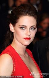 组图：暮光女火红深v裙走秀 胸前春光一览无余