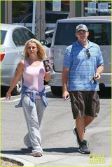 组图：布兰妮穿破洞装素颜出行 男友恩爱相随