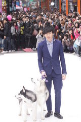 组图：林俊杰牵狗办握手拍照会 承认公司下禁爱令