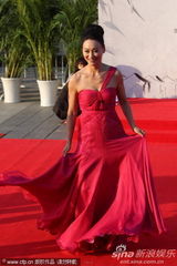 组图：惠英红亮相百花红毯 鲜红长裙气场强大