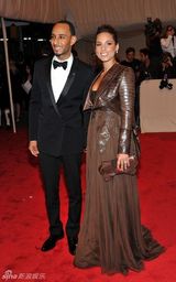 组图：美国时装学院庆典举行 众明星红毯竞艳