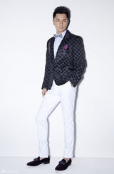 组图：主持人顾斌正装宣传照 俊朗挺拔有型有款