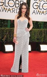 组图：《权力的游戏》龙女拼接礼服低调亮相