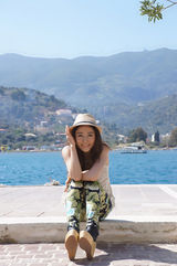 组图：周庭伊伦敦街头拍写真时尚俏皮