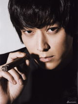 高清组图：韩星姜东元视觉系写真 变身华美眼线男