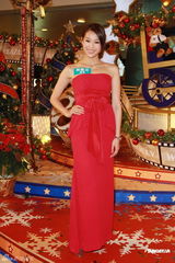 组图：胡杏儿出席圣诞亮灯仪式 艳丽红裙喜庆