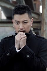 组图：张洪睿黑帮经典造型 尽显优雅熟男风范