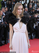 组图：《过往》首映 女主角深V露奶秀美腿