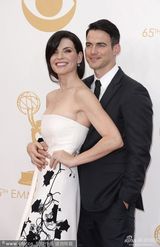 组图：朱丽安娜白裙别致亮相艾美红毯