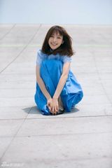 组图：张俪夏日阳光写真 纯净靓丽蓝色调