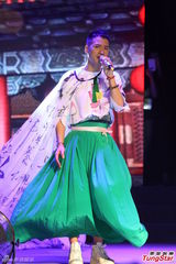 组图：何晟铭否认与于正不和 荷花裙装娘炮献唱