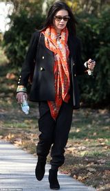 组图：泽塔-琼斯传与老公和解 外出购物心情好