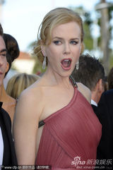 组图：妮可戛纳走秀风情露背 真空激凸艳光四射