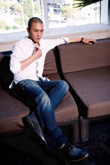 组图：杜淳最新杂志封面 暖阳下舒展轻熟男魅力