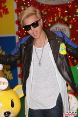 组图：罗志祥办签售 女粉丝大哭称被非礼