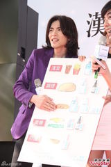 组图：萧敬腾帮擦保养品粉丝乐翻