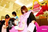 幻灯图：香港举办母亲节活动 小朋友向母亲表爱意