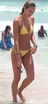 组图：超模坎蒂丝嫩黄比基尼戏水 湿身秀臀热辣