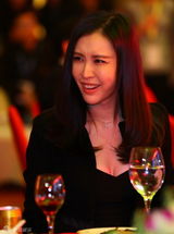 组图：田朴珺戴鸽子蛋秀乳沟 疑与王石结婚