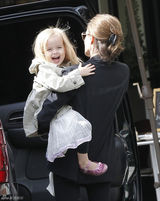 高清图：茱莉携龙凤胎子女逛街潮范儿十足