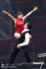 幻灯组图：刘德华澳门卖命开唱 吊威亚离地8楼