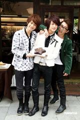 幻灯图：棒棒堂王子百万名车庆生 毛弟小杰现场献吻 