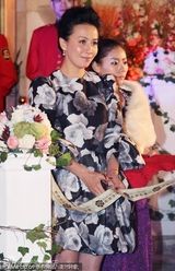 组图：刘嘉玲天津代言大秀戒指 短裙现身气度不凡  