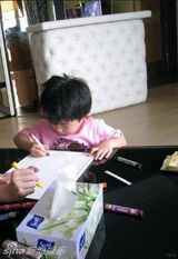 组图：谢霆锋与两子庆端午 揽次子入怀父爱浓