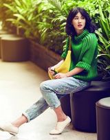 组图：陈燃夏日街拍与萌宠互动显爱心