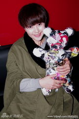 组图：明星微博晒与“环保熊”合照 宣传环保理念