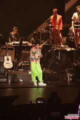 组图：周杰伦香港演唱会落幕 陈奕迅台上力挺