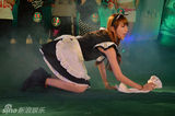 组图：谢芷蕙女佣装助阵啦啦队大赛秀性感舞步