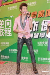 组图：辰亦儒香港签书遭粉丝强抱 澄清解散传言