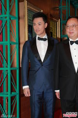 组图：港姐决赛钟嘉欣素雅长裙携手林峰亮相