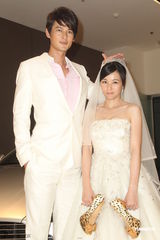 组图：陈怡蓉婚纱妩媚亮相 携手郭品超浪漫走秀