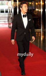 组图：张赫等出席2010首尔电视剧颁奖礼红毯