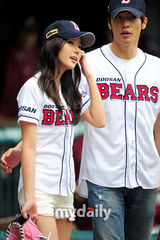 组图：韩剧《新妓生传》女星林秀香为棒球赛开球