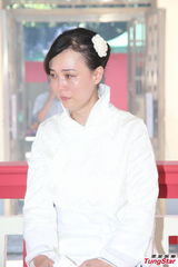 组图：刘家良遗体火化 翁静晶灵前掩脸痛哭