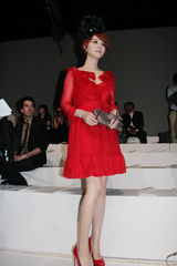 组图：范冰冰现身巴黎时装周 变身火红美少女