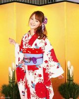 组图：佐佐木希玩变装秀 穿旗袍抱熊猫