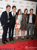 组图：莉莉亮相《作家们》首映 施瓦辛格儿子帅气