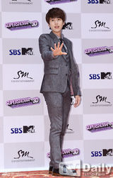 组图：SJ3D新片首映式 众成员正装出席宣传