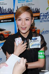 组图：江若琳郑融同台飙歌 为电台活动捧场