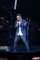 组图：李宗盛桃红衬衫开唱 称林忆莲唱得更好